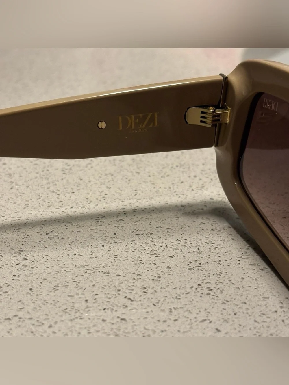 Dezi sunglasses Read the room